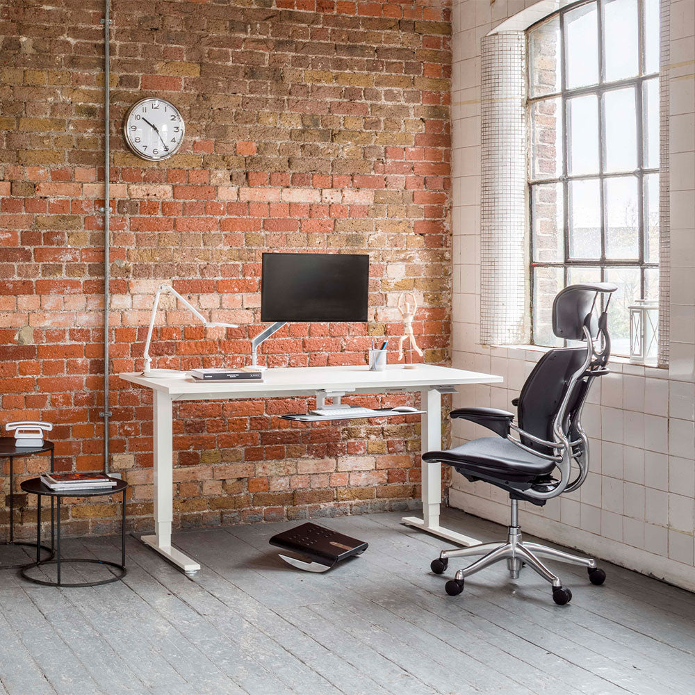 Freedom with headrest by Humanscale