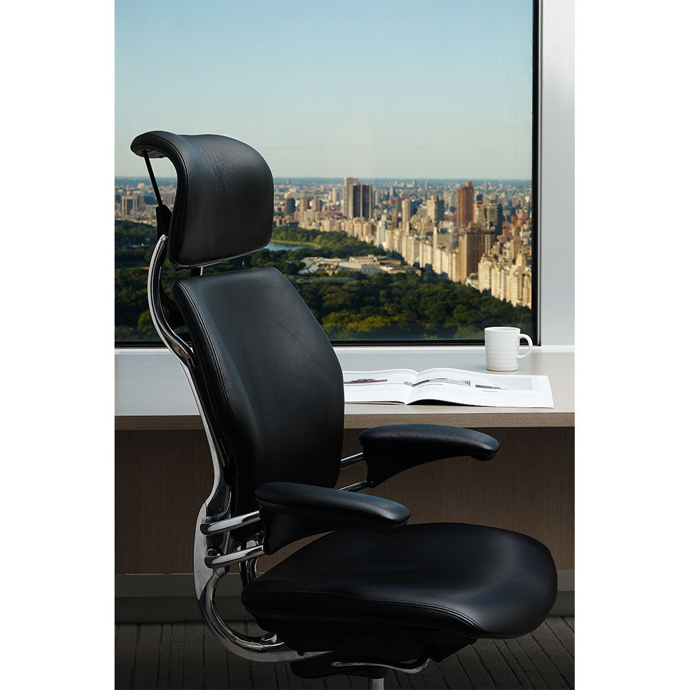 Freedom with headrest by Humanscale